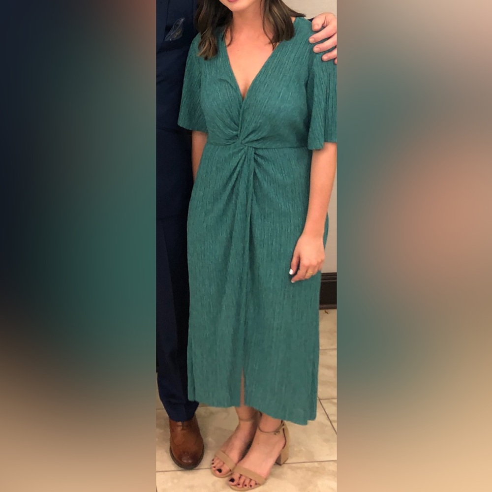 All in Favor Dolman Plissé Midi
Dress in Green